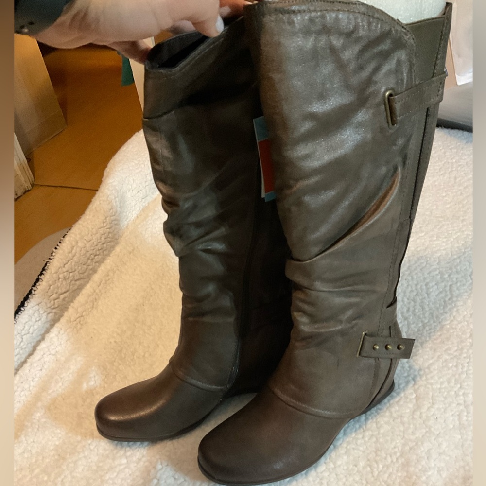 NWT riding boots, beautiful brown leather color, Regular calf, size 9